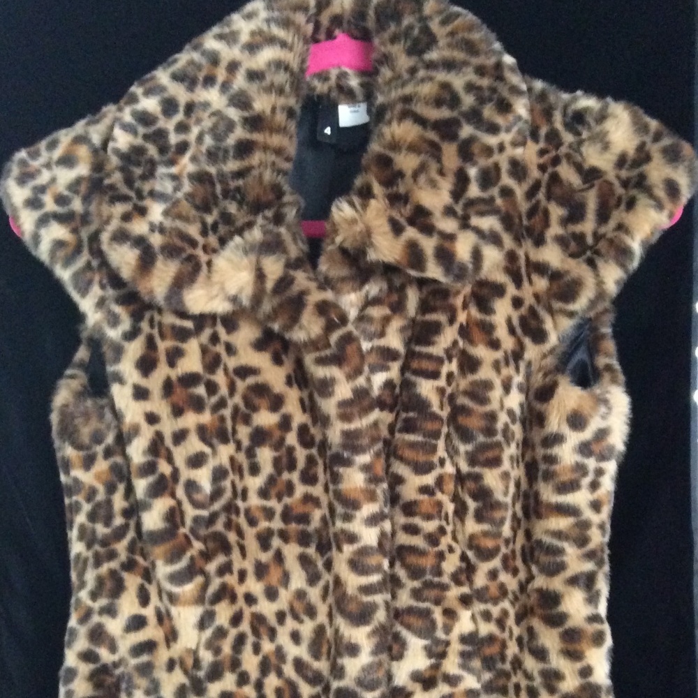 LEOPARD FAUX FUR VEST